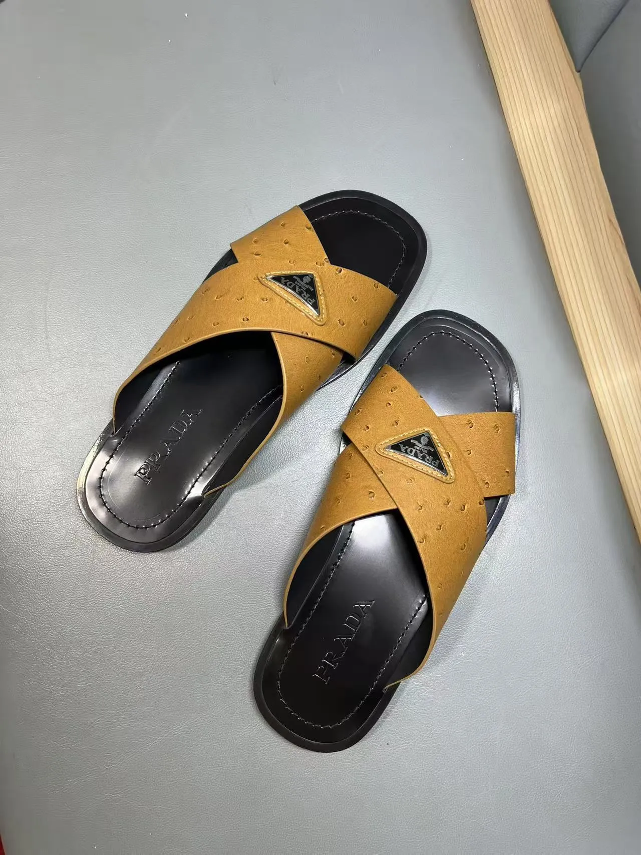340💰PRADA Prada’s latest slippers are synchronized with the official website. This slipper is made of the brand’s unique and iconic Saffiano leather. The brand logo jumps out from the double straps, and the brand style is clearly visible. Cowhide gives men elegant charm and functional design, making it an ideal choice for vacation and leisure. Size:38-45
